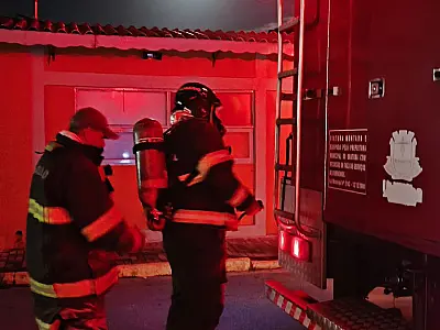 Fogo em estrutura elétrica atinge restaurante e mobiliza bombeiros no Centro de Ubatuba