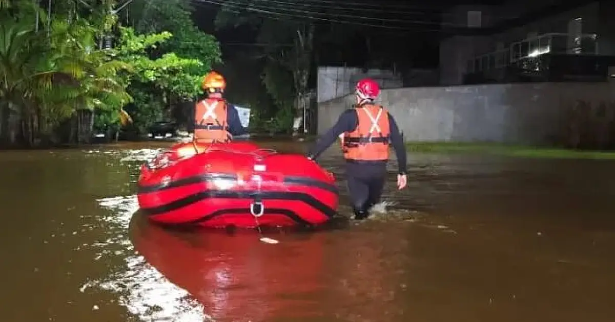 Chuvas fortes em Ubatuba afetam mais de 400 imóveis, suspendem aulas e causam naufrágio