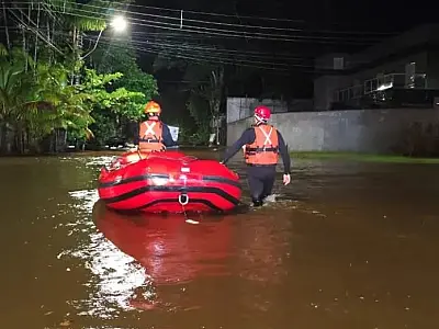 Chuvas fortes em Ubatuba afetam mais de 400 imóveis, suspendem aulas e causam naufrágio