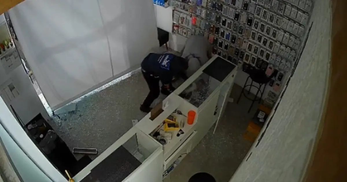 Vídeo mostra furto a loja de celulares em Ilhabela; prejuízo chega a R$ 43 mil