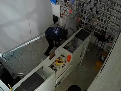 Vídeo mostra furto a loja de celulares em Ilhabela; prejuízo chega a R$ 43 mil