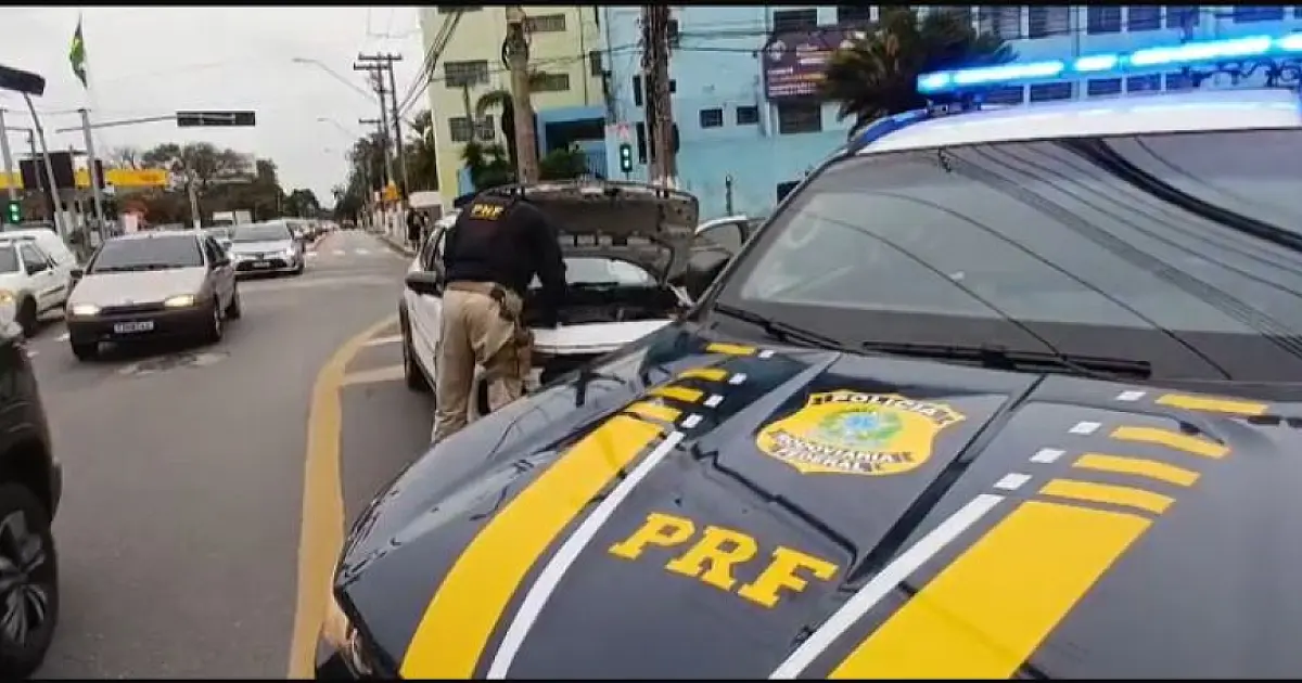 VÍDEO: Fiscalização na Dutra termina com casal preso em carro com sinais de adulteração em Jacareí