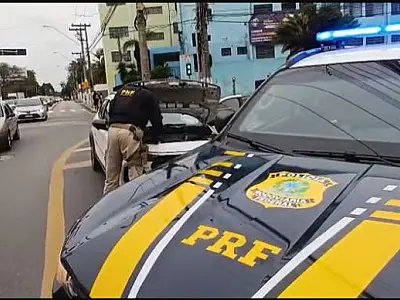 VÍDEO: Fiscalização na Dutra termina com casal preso em carro com sinais de adulteração em Jacareí
