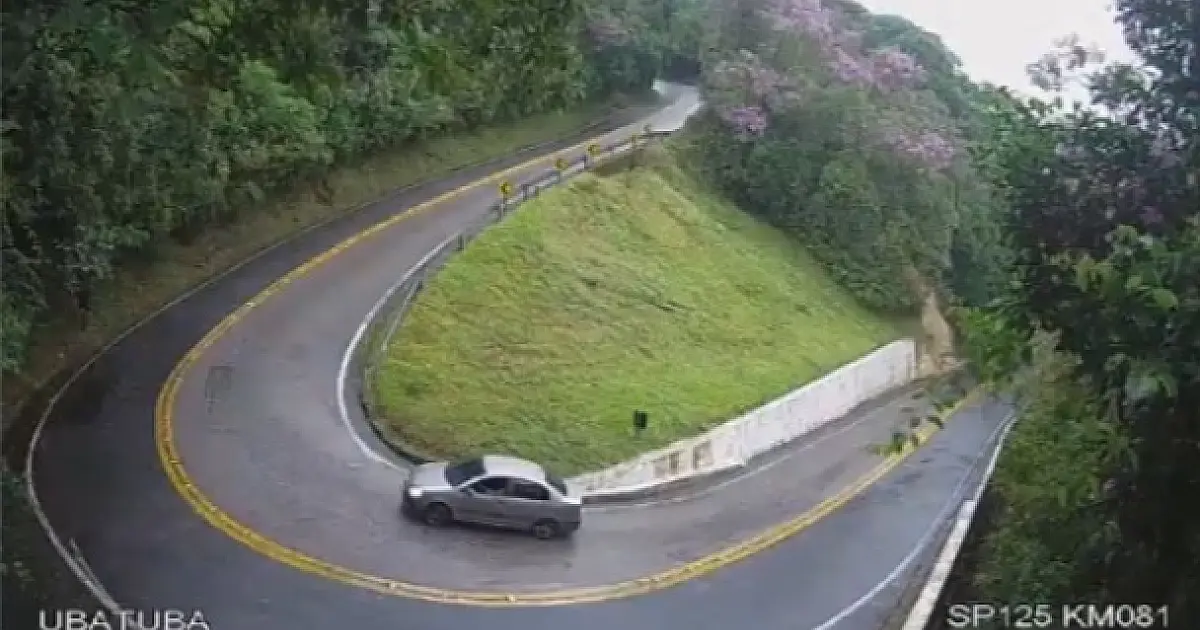 Rodovia Osvaldo Cruz volta a operar após queda de barreira em Ubatuba