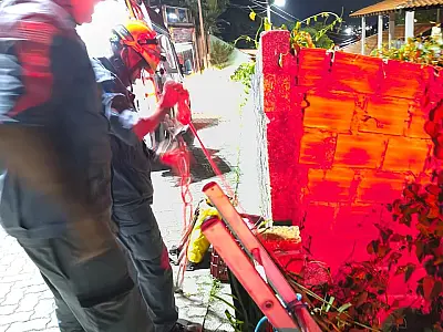 Resgate do CB marca noite de Páscoa após homem sofrer queda de 4 metros em Ilhabela