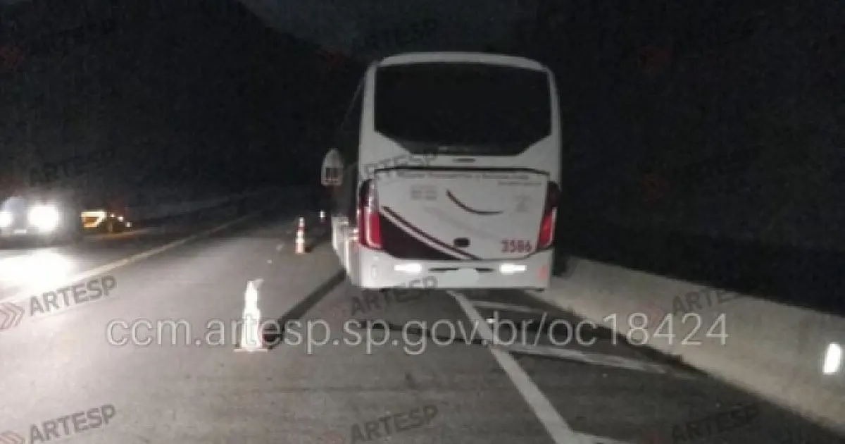 Pane mecânica em ônibus interdita faixa da Rodovia dos Tamoios por mais de duas horas em Caraguá