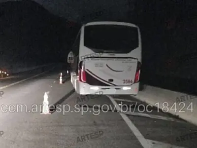 Pane mecânica em ônibus interdita faixa da Rodovia dos Tamoios por mais de duas horas em Caraguá