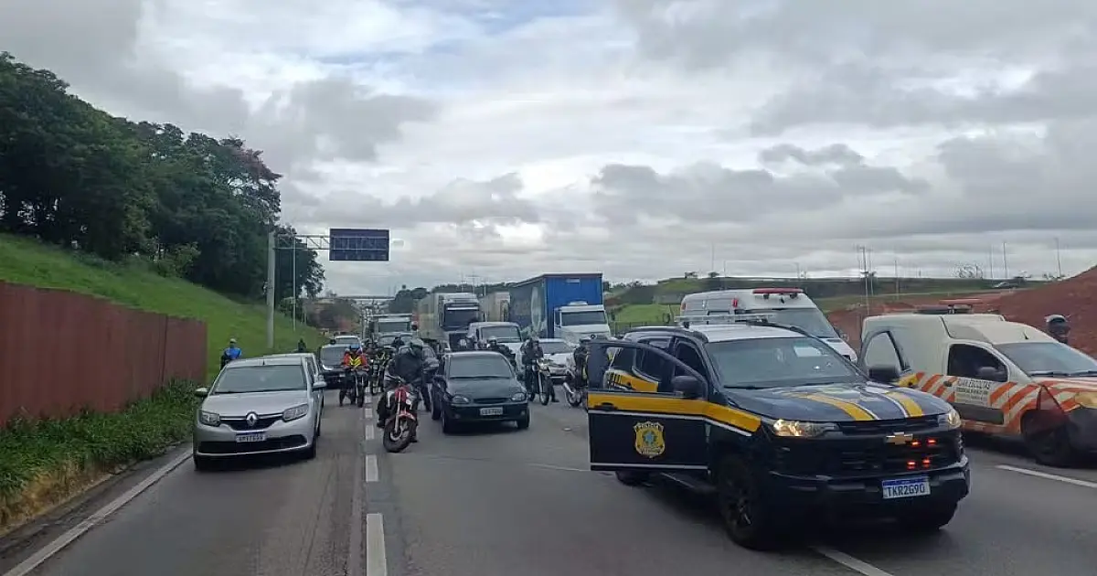 Operação com carga de quase 500 toneladas deixa congestionamento de 19 km na Via Dutra, em São José