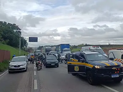 Operação com carga de quase 500 toneladas deixa congestionamento de 19 km na Via Dutra, em São José