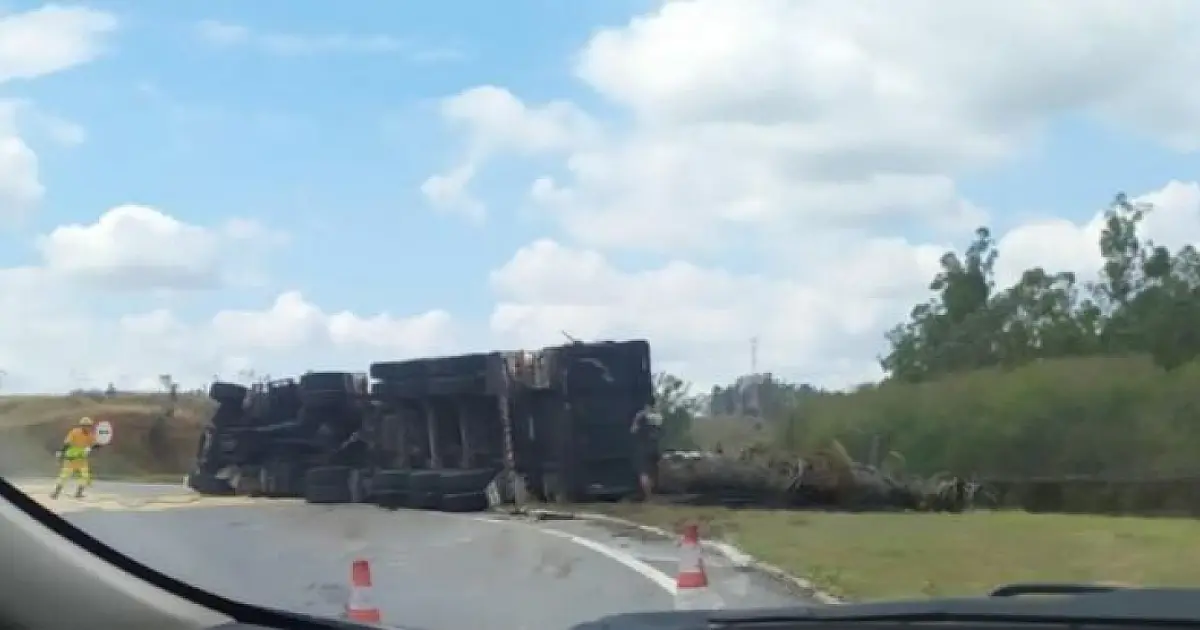 Caminhão tomba na Dutra e causa lentidão no trânsito em Aparecida
