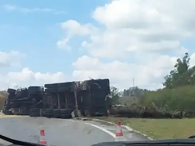 Caminhão tomba na Dutra e causa lentidão no trânsito em Aparecida