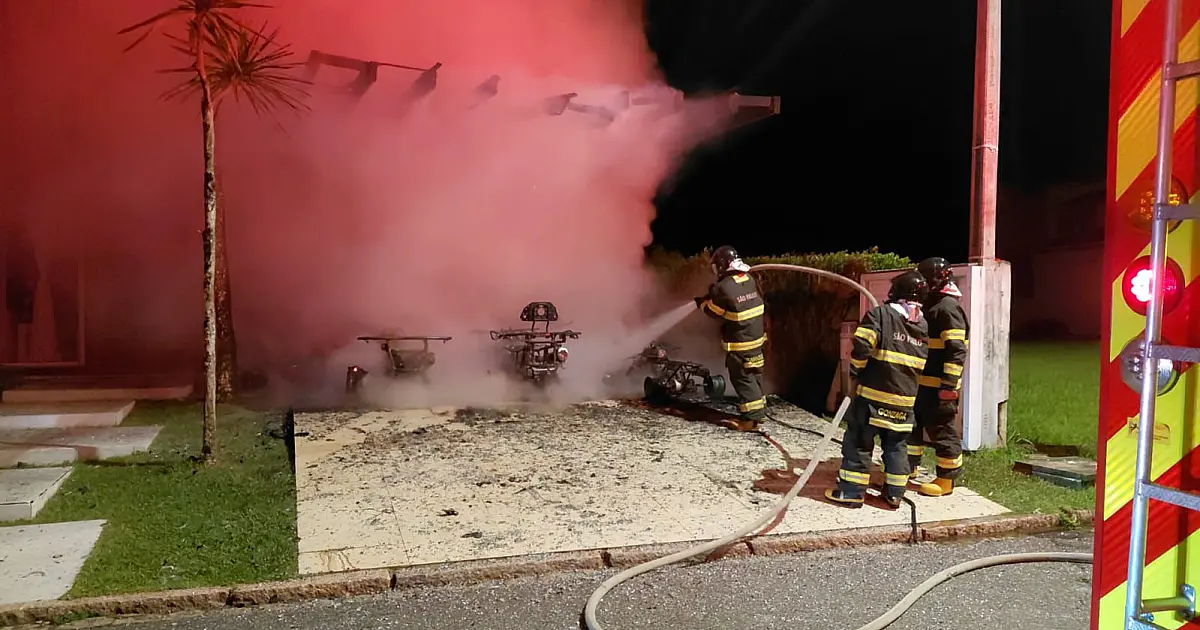 VÍDEO: Condomínio registra incêndio em garagem residencial em Caraguá