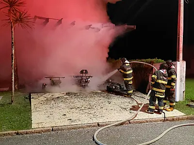 VÍDEO: Condomínio registra incêndio em garagem residencial em Caraguá