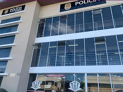 A Delegacia de Defesa da Mulher conduz o caso e busca esclarecer a dinâmica dos fatos.
