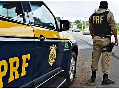 Tombamento de caminhão interdita faixas da Via Dutra e provoca congestionamento em Taubaté