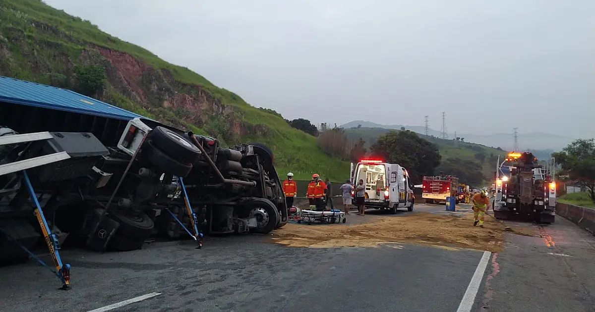 Acidente com carreta bloqueia Via Dutra e causa congestionamento de 13 km em Aparecida