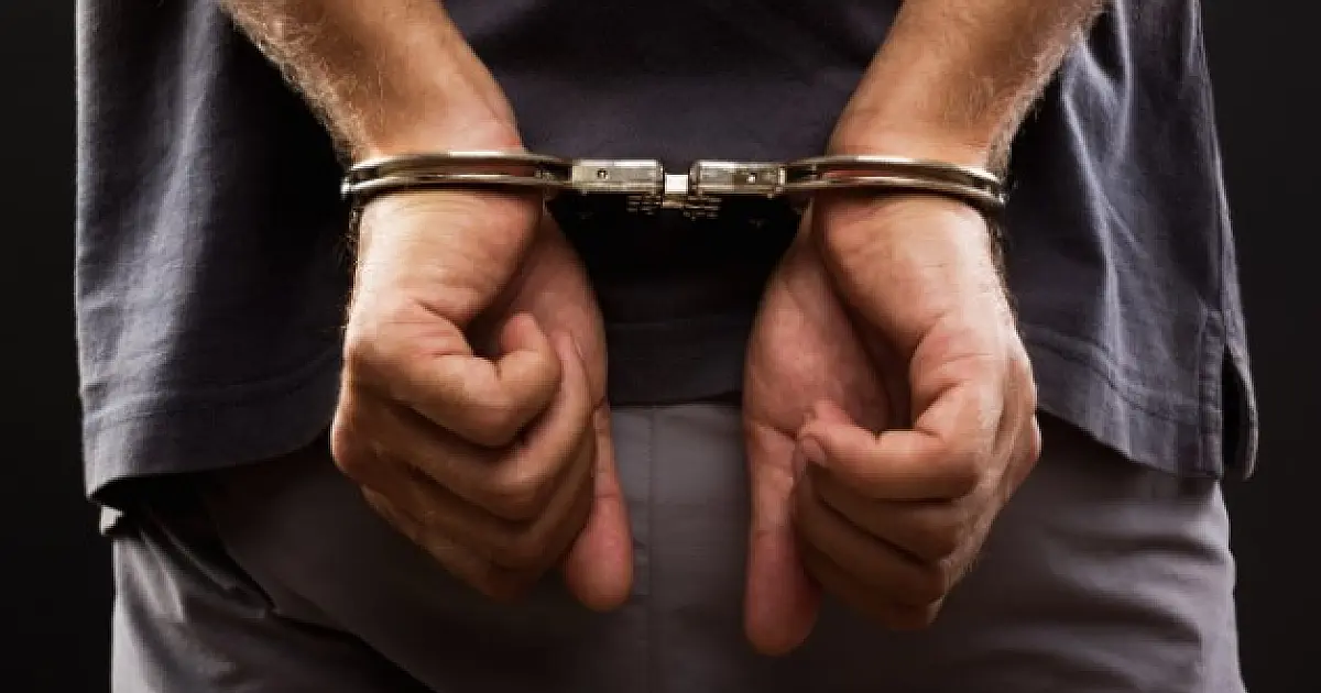 Homem com mandado de prisão foge com menina de 5 anos e é detido pela polícia em Caraguatatuba