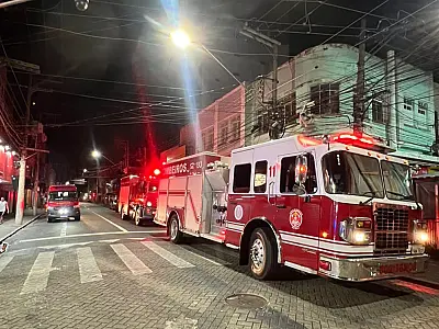 Containers pegam fogo no Mercado Municipal de São José dos Campos