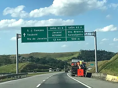 Homem de 45 anos morre após ser atingido por caminhão na Rodovia Carvalho Pinto, em São José