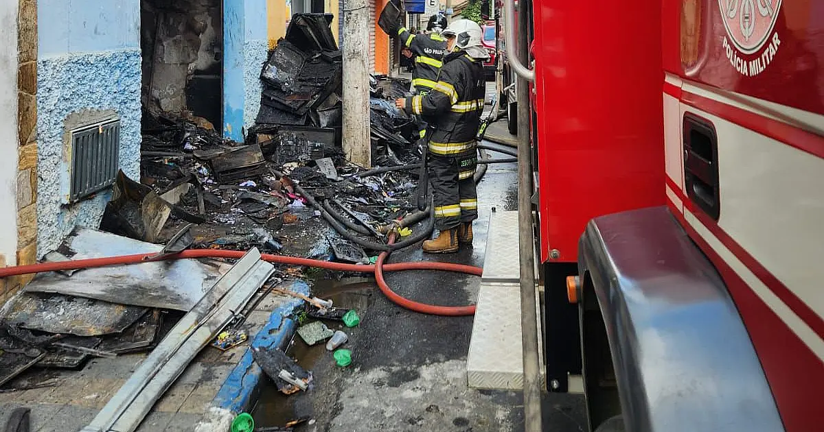 Fogo em depósito de eletrônicos mobiliza Corpo de Bombeiros em Aparecida