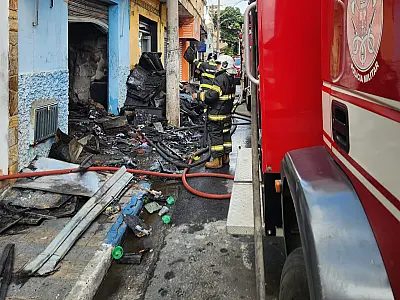 Fogo em depósito de eletrônicos mobiliza Corpo de Bombeiros em Aparecida