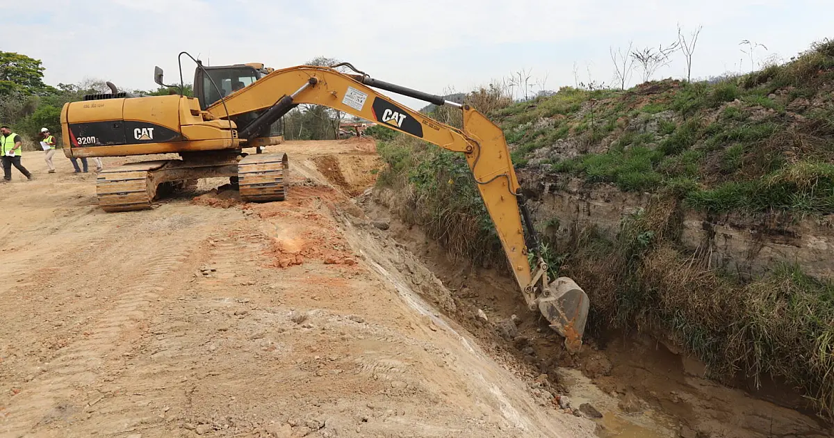 Obra da rua Helgoland de Jacareí avança com maquinários para abertura de canalização e combate de enchentes no Balneário Paraíba