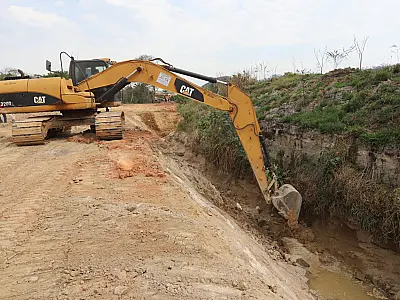 Obra da rua Helgoland de Jacareí avança com maquinários para abertura de canalização e combate de enchentes no Balneário Paraíba