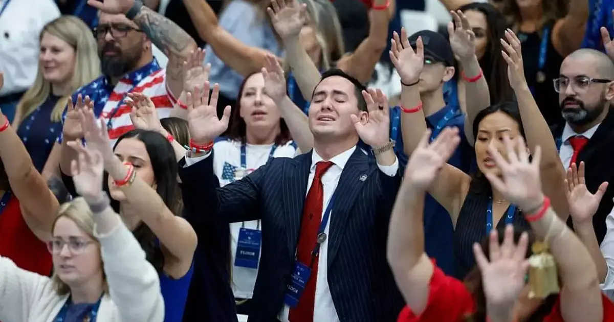 Milhares de pessoas se reúnem para prestar as últimas homenagens a Charlie Kirk