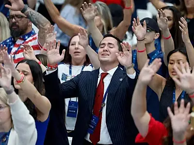 Milhares de pessoas se reúnem para prestar as últimas homenagens a Charlie Kirk