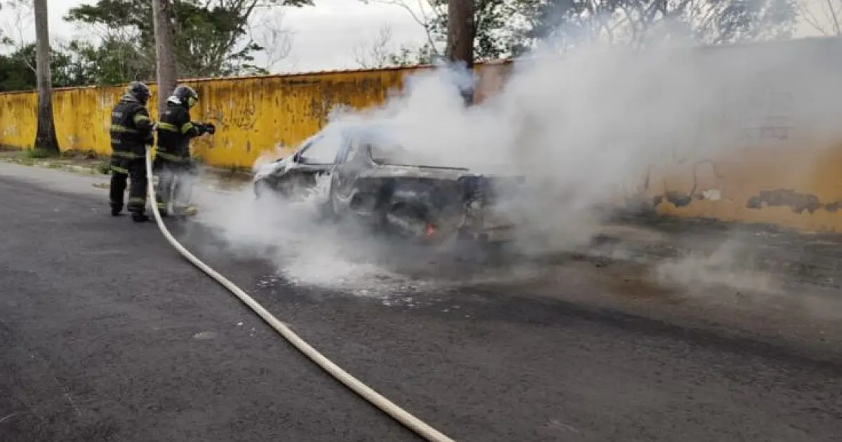 Bombeiros combatem incêndio no Jardim Aruan, em Caraguatatuba