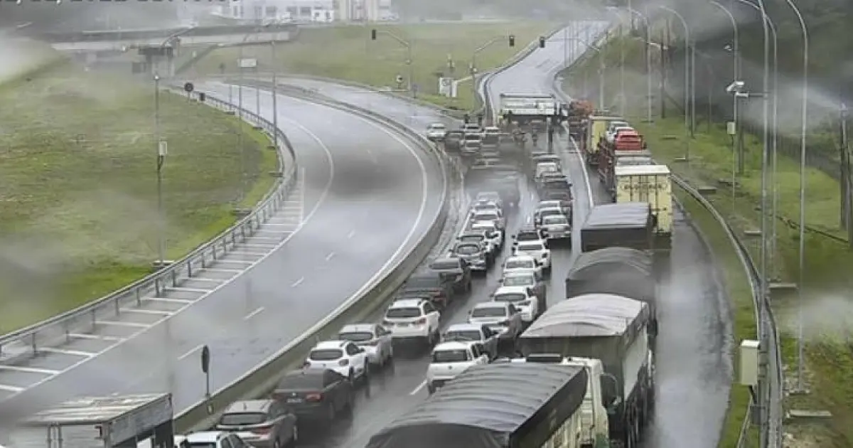 Rodovia dos Tamoios: Serra Antiga fica 12 horas bloqueada por risco de deslizamentos