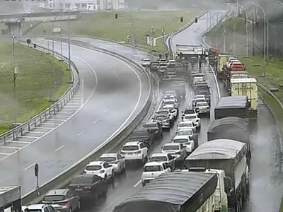Rodovia dos Tamoios: Serra Antiga fica 12 horas bloqueada por risco de deslizamentos