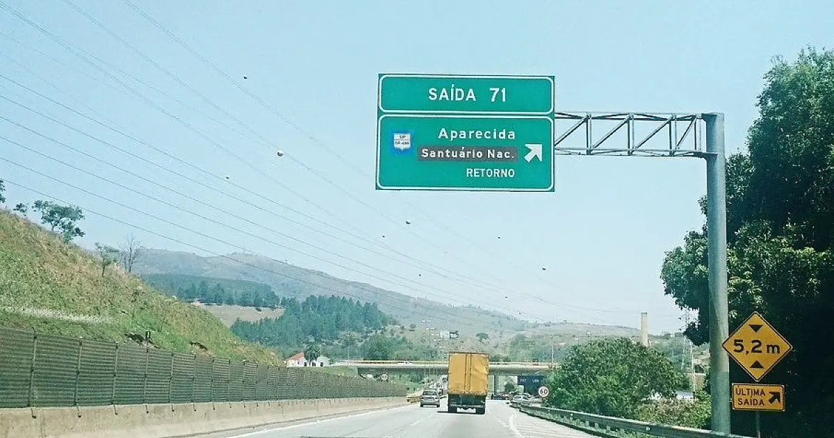 Batida entre ônibus, carros e caminhão bloqueia Dutra e causa congestionamento em Aparecida