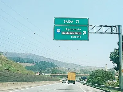 Batida entre ônibus, carros e caminhão bloqueia Dutra e causa congestionamento em Aparecida
