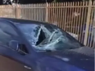 Vandalismo em hospital: invasor quebra portão e destrói cinco veículos com barra de ferro em São José
