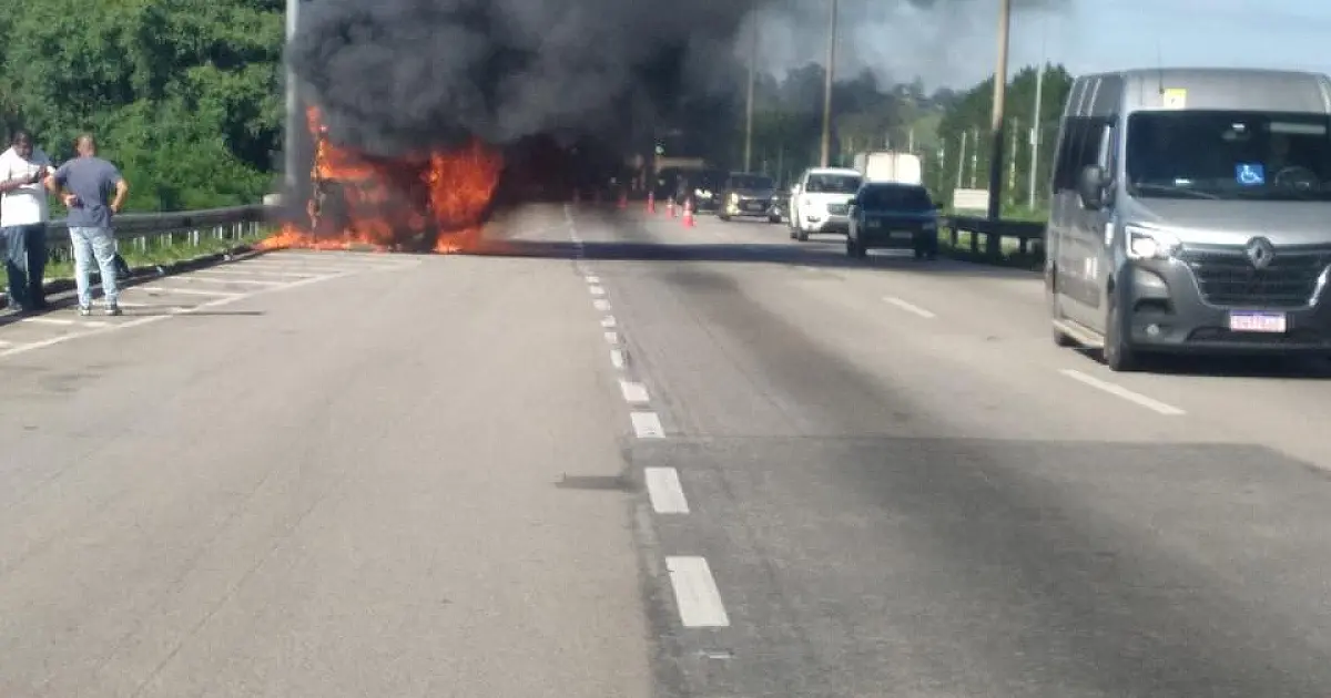 VÍDEO: Incêndio em caminhão é registrado na Via Dutra em Jacareí