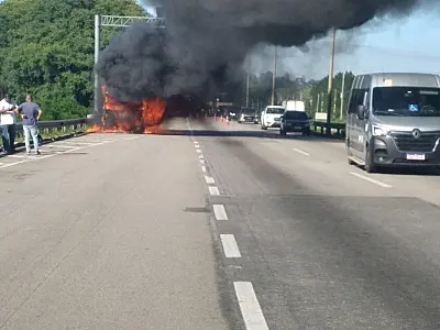 VÍDEO: Incêndio em caminhão é registrado na Via Dutra em Jacareí