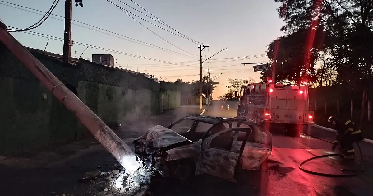VÍDEO: Veículo colide com poste pega fogo e deixa três feridos em Caçapava