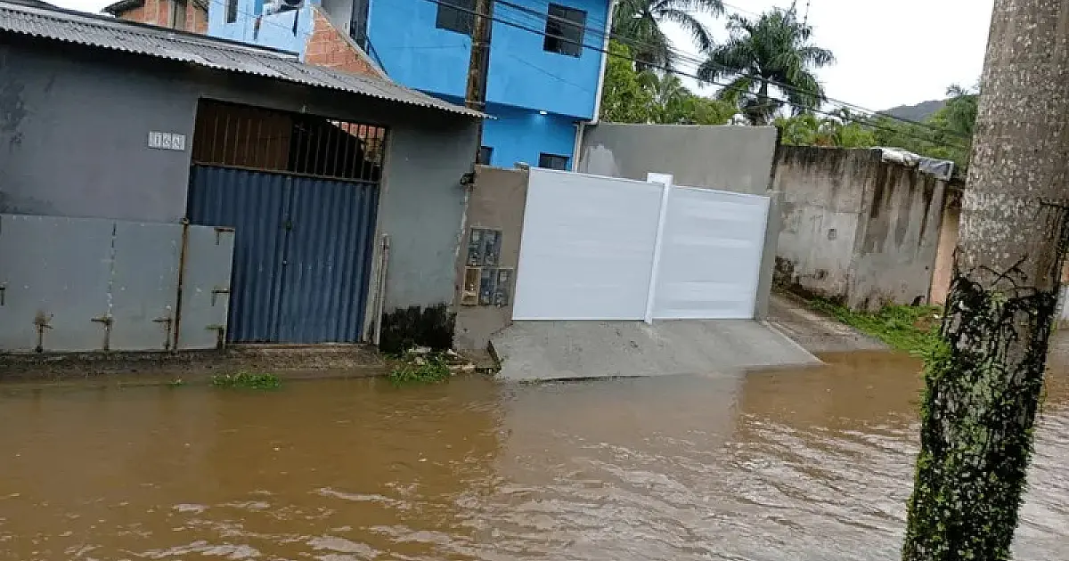 Rompimento de muro após chuva leva à interdição de casas em Ubatuba