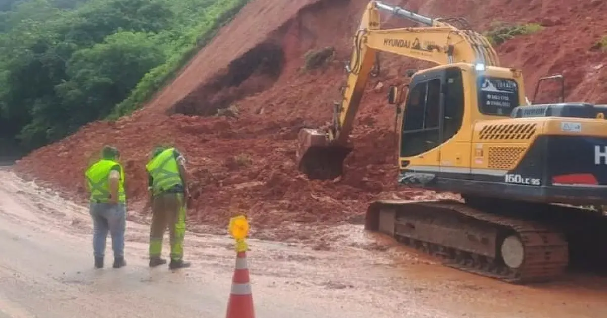 Chuvas causam deslizamento e deixam Rio-Santos em sistema Pare e Siga na Costa Sul de São Sebastião