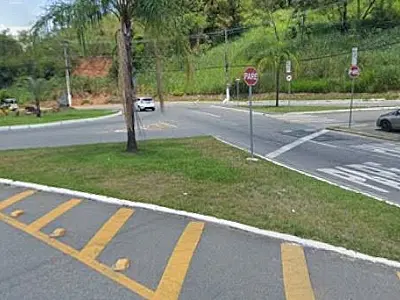 Acidente ocorreu na rotatória da Avenida Santos Dumont em Guaratinguetá.