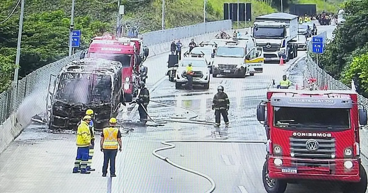 Micro-ônibus pega fogo e bloqueia túneis da Rodovia dos Tamoios em Caraguá
