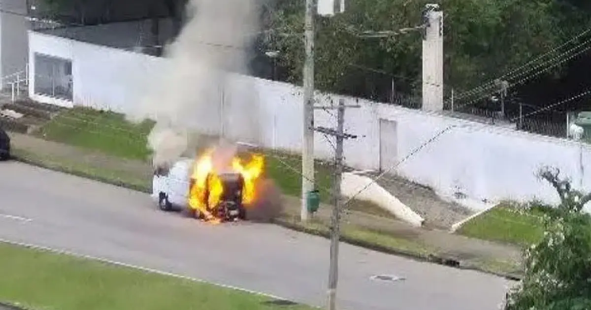 Dois veículos pegam fogo na manhã desta quarta (20) em São José