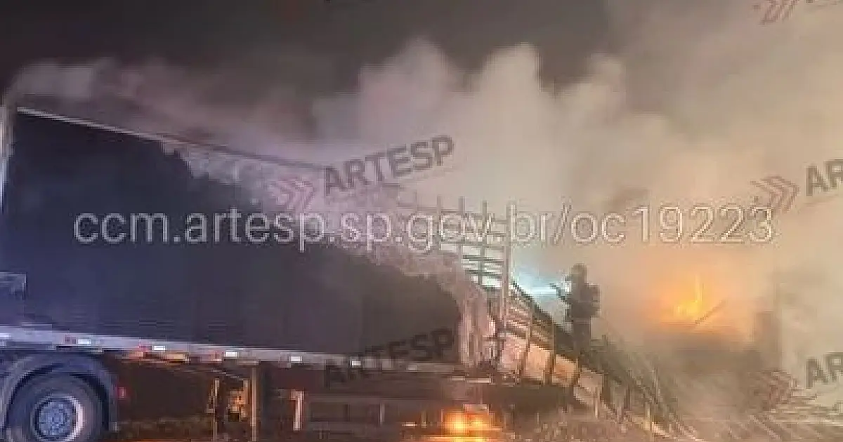 Incêndio em veículo de carga bloqueia trecho da Dom Pedro I em Jacareí
