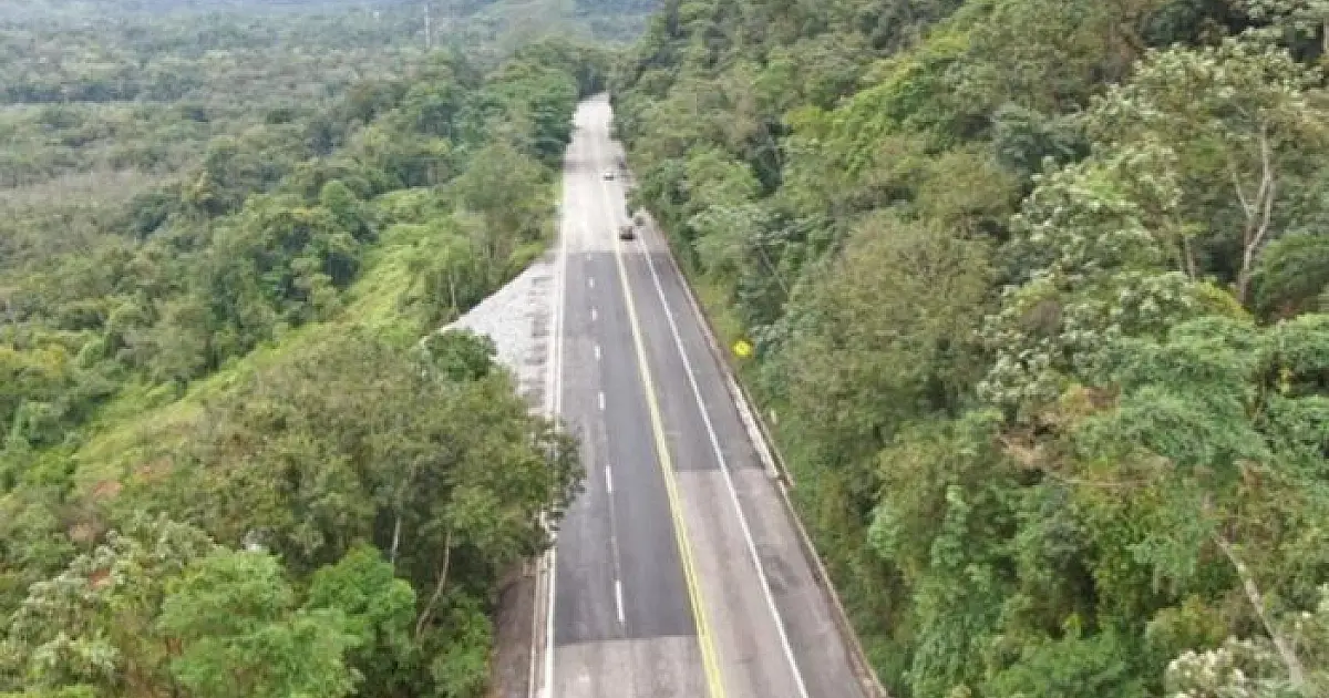 Engavetamento envolvendo três veículos termina com morte de motociclista na Rodovia Rio-Santos, em Ubatuba