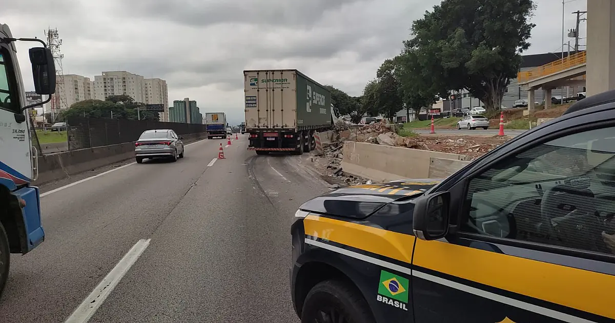 Carreta perde controle e colide com barreira na Via Dutra em São José