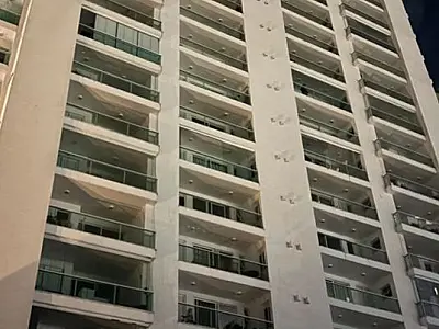 Homem de 45 anos é acusado de invadir apartamento de vizinha em São José.