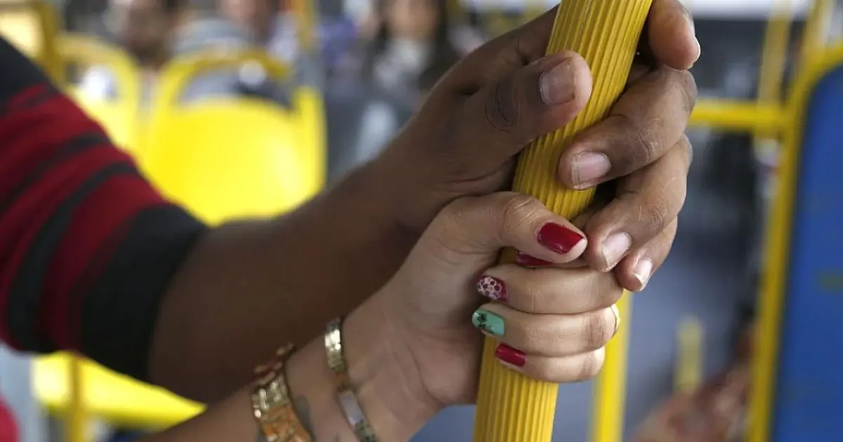 Homem de 57 anos é levado à delegacia após suspeita de importunação sexual em ônibus em São José