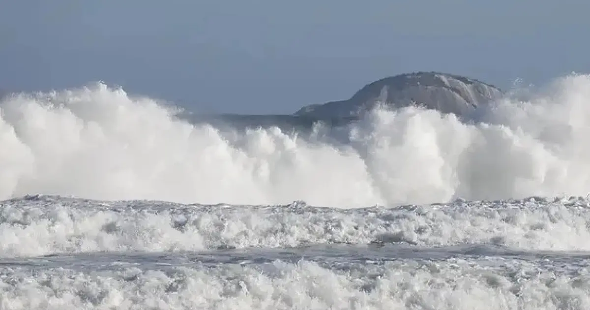 Litoral Norte entra em alerta de ressaca com ondas de até 3 metros