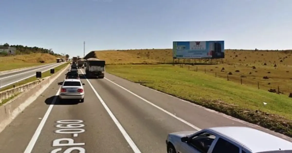 Atropelamento fatal na Via Dutra em Caçapava termina com fuga de motorista